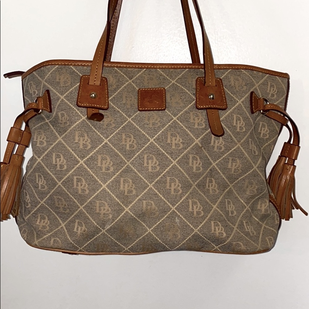 🌺SOLD🌺Dooney & Bourke large signature DB tote